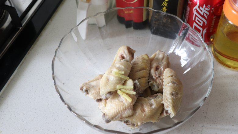 超级下饭菜,可乐鸡翅,烧开后,开盖煮2分钟,捞出,洗净,控水。