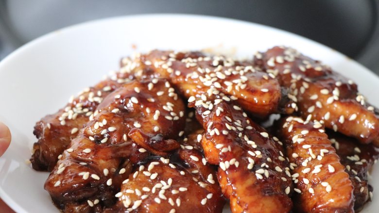 超级下饭菜,可乐鸡翅,盛盘,撒上熟的白芝麻,一道美味的可乐鸡翅就完成了。