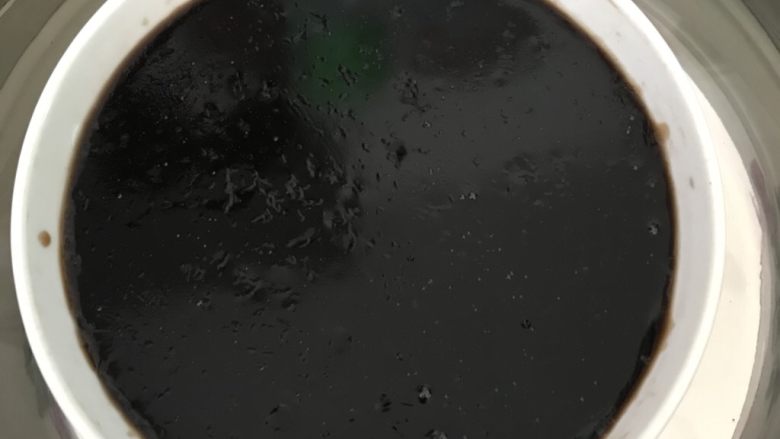 芒果黑凉粉,快速让液体冷却方法就是用盆装水,隔水进行冷却,然后放入冰箱冷藏到凝固。