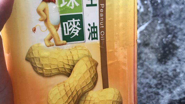可乐蚝油鸡腿,烧一锅水准备煮西兰花,水里放少许油。