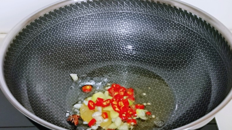 梅干菜蒸肉,起油锅,加入香料煸炒。
