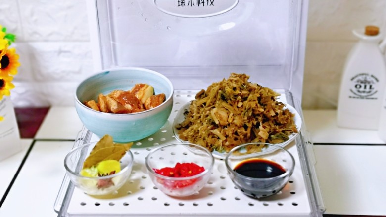 梅干菜蒸肉,将辣椒切段,<a style='color:red;display:inline-block;' href='/shicai/ 37'>姜</a>去皮切片,准备工作完成。