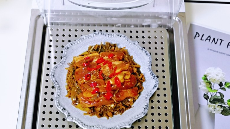 梅干菜蒸肉,将“臻米折叠蒸汽锅” 连接电源,放上底层的蒸格,盘子摆在上面。