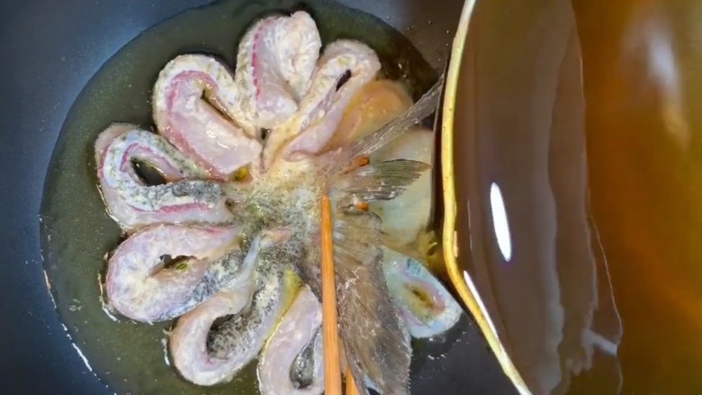 糖醋鲫鱼,摆入锅中,油温七成热浇热油定型