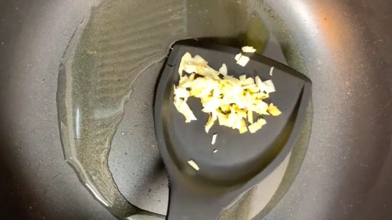 糖醋鲫鱼,起锅烧油放葱,姜爆香