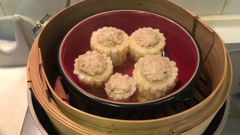 苦瓜镶肉,移出苦瓜,倒出蒸出来的汤汁到另一只锅里
