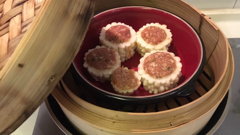 苦瓜镶肉,进蒸锅,水开后蒸20分钟至熟透