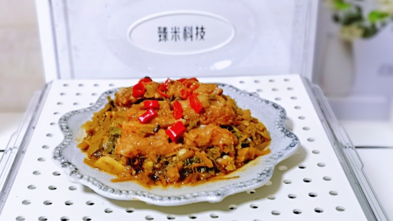 梅干菜蒸肉,将蒸锅盖子打开，香味扑鼻而来。