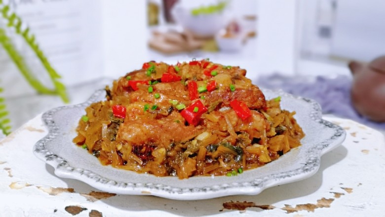 梅干菜蒸肉,撒上切好的<a style='color:red;display:inline-block;' href='/shicai/ 3250'>葱</a>花。这道菜需要备足米饭哈~因为太好吃,太下饭了!