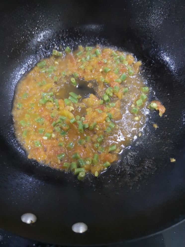 番茄豆角黄金馍,加入半碗水,煮至豆角软面