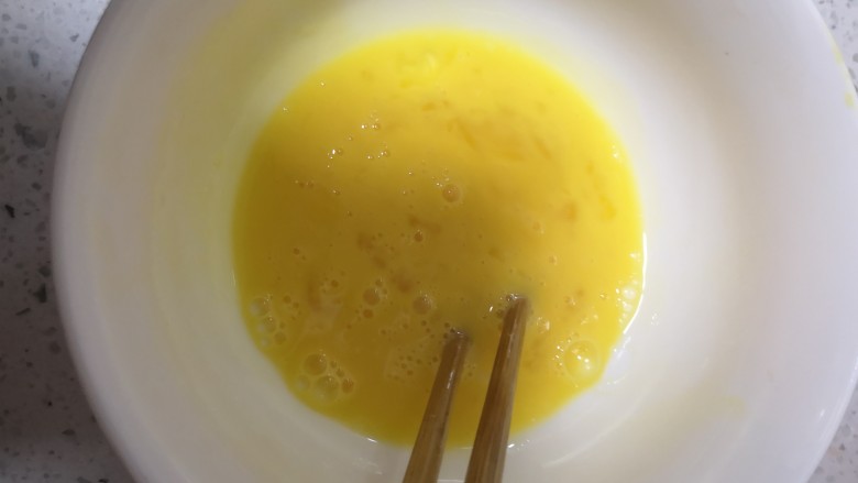 番茄豆角黄金馍,<a style='color:red;display:inline-block;' href='/shicai/ 9'>鸡蛋</a>打入碗里,搅拌均匀