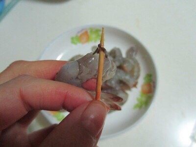虾仁滑蛋,鲜虾洗净去壳，去虾线