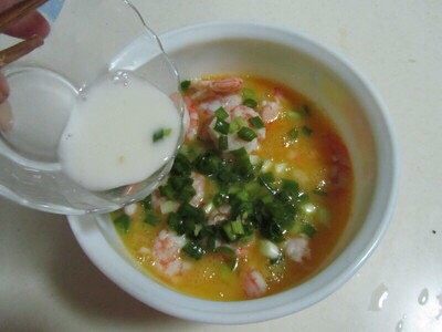 虾仁滑蛋,所有食材调入一个大碗中，加入适量盐和胡椒粉，调匀