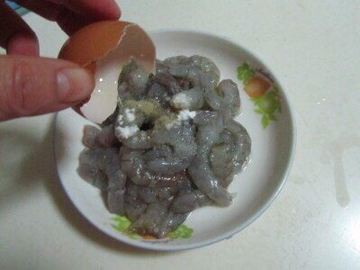 虾仁滑蛋,加入生粉，盐，<a style='color:red;display:inline-block;' href='/shicai/ 720'>胡椒粉</a>，蛋清，<a style='color:red;display:inline-block;' href='/shicai/ 37'>姜</a>末，抓匀上浆。