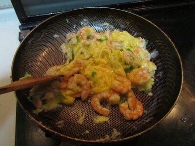 虾仁滑蛋,炒到蛋液成个即可