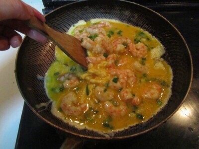 虾仁滑蛋,待底部蛋液凝固再翻动