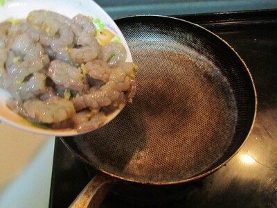 虾仁滑蛋,烧开水，下入腌制好的<a style='color:red;display:inline-block;' href='/shicai/ 287'>虾仁</a>，煮到<a style='color:red;display:inline-block;' href='/shicai/ 287'>虾仁</a>变色捞出