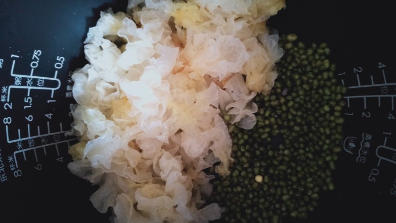 绿豆雪耳汤,绿豆泡好了洗干净放进锅里,雪耳也一起放进去