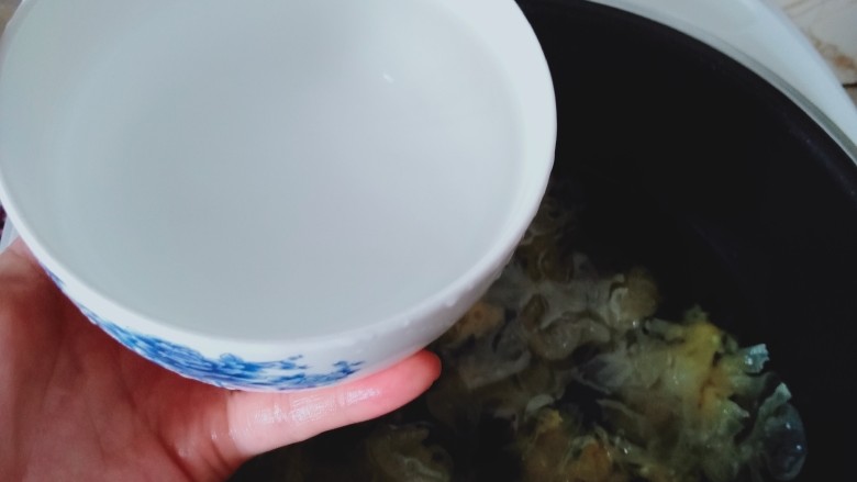 绿豆雪耳汤,像这样大小的碗,放6碗水