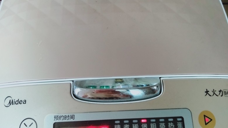 绿豆雪耳汤,盖上盖子,按煲汤键开始煮