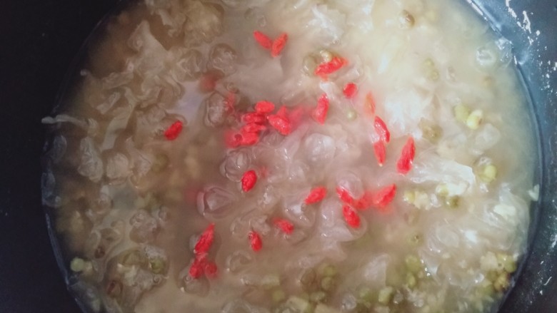 绿豆雪耳汤,<a style='color:red;display:inline-block;' href='/shicai/ 673'>枸杞</a>也撒下去,盖上继续煮