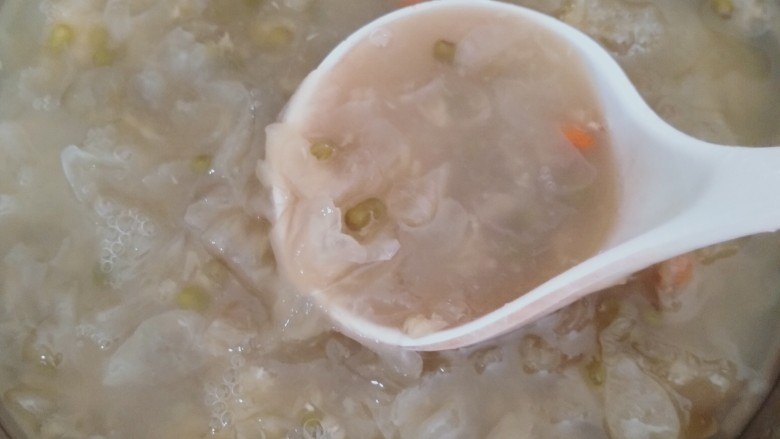 绿豆雪耳汤,煮好了,满满一盘