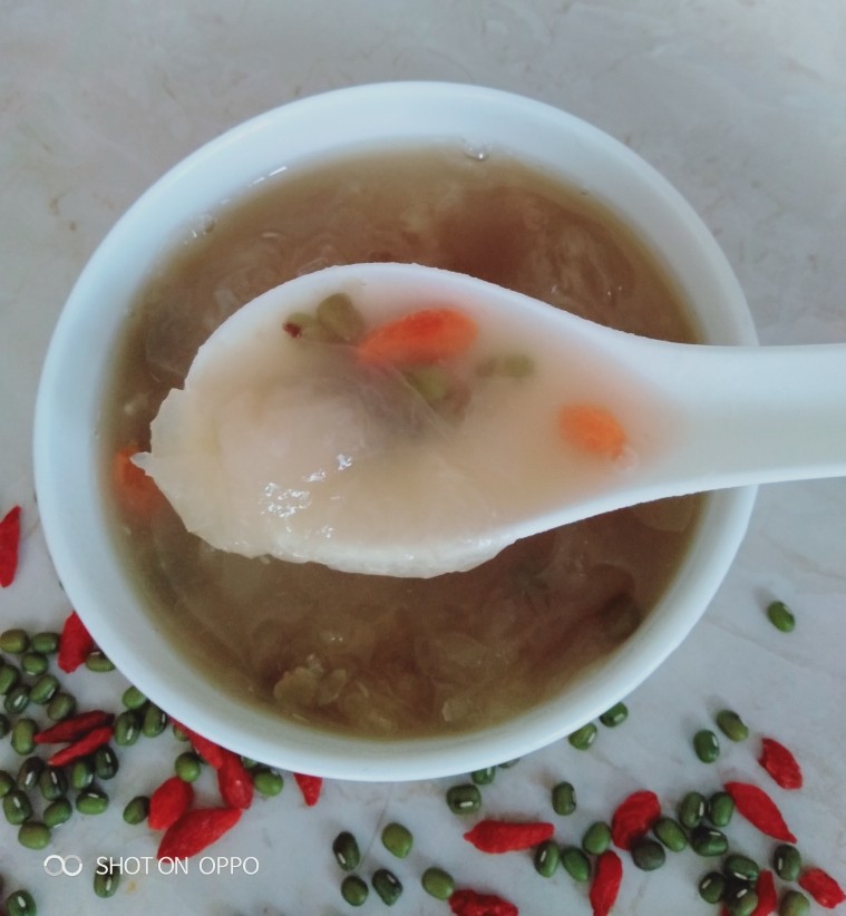 绿豆雪耳汤,迫不及待,先喝一碗,非常好喝。剩下的凉了放冰箱里,冰镇后饮用效果更佳哦!