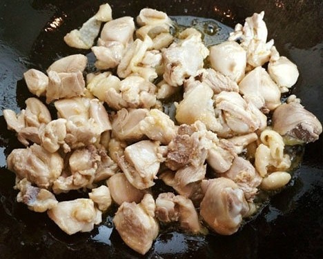 黄焖鸡米饭,起锅放油,油热后放鸡腿肉翻炒片刻