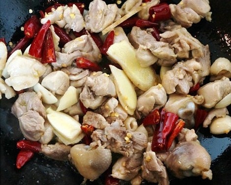 黄焖鸡米饭,放姜,蒜,干辣椒炒出香味