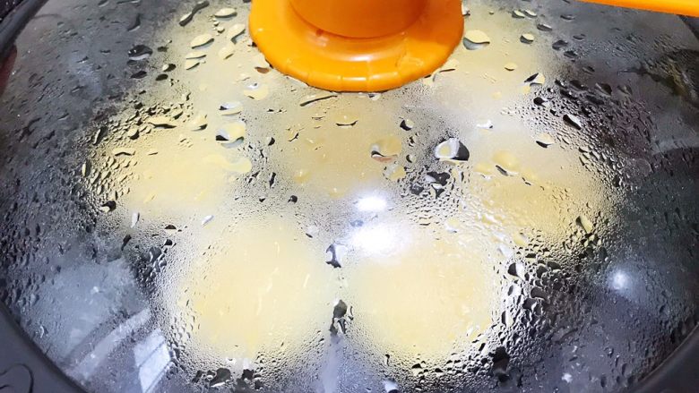 广式马拉盏,放入沸水锅中大火蒸10分钟,到时间马上关火出锅
