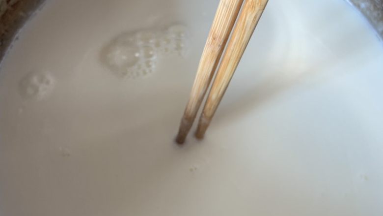 牛奶布丁,边煮边搅拌