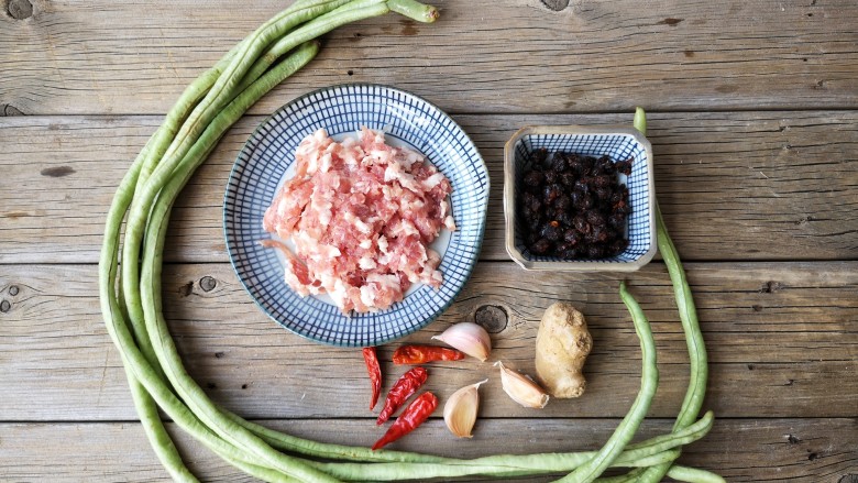 肉末豆角,准备食材。