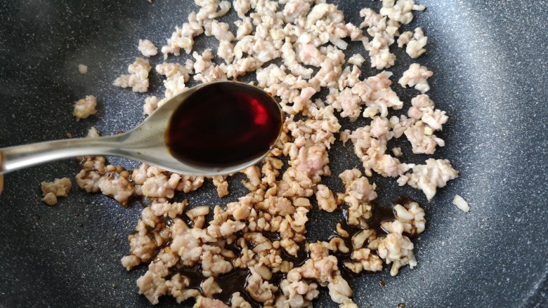 肉末豆角,将肉馅炒散,炒至肉馅出油变色后加入一勺味极鲜酱油(喜欢口感干一点的可以把肉馅煸的干一点)。