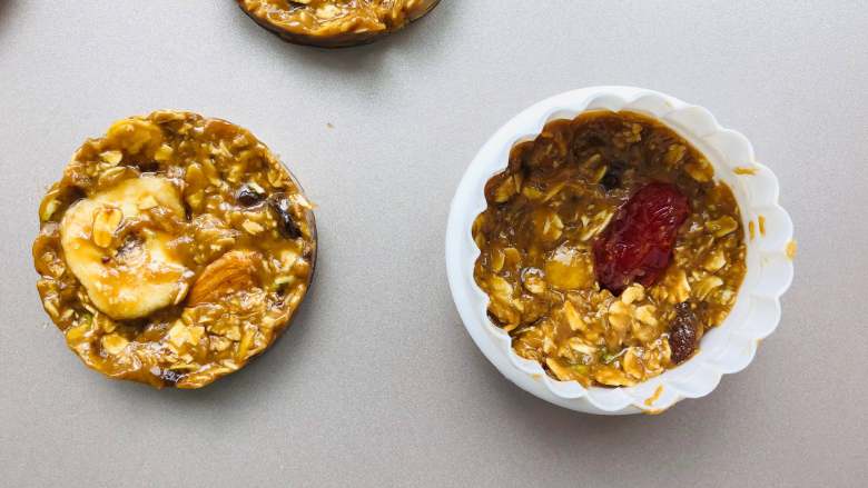 红糖燕麦饼干,做出饼干造型。如果有的话准备一个小圆圈,用这个来规整的制作出圆形的燕麦饼干。如果没有的话用手捏出来也是可以的,但是尽可能做大小厚度比较一致的,更方便烤。