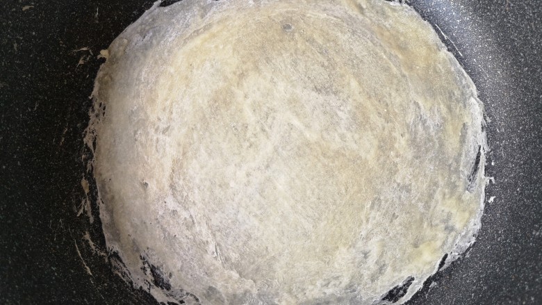 润饼,小火烘至面糊颜色完全变白,中间起泡。