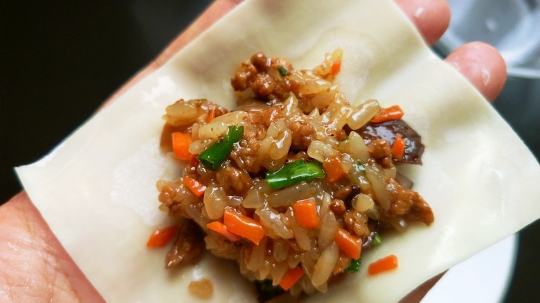 馄饨皮烧麦馅煎饼,取一张馄饨皮，放烧麦馅。