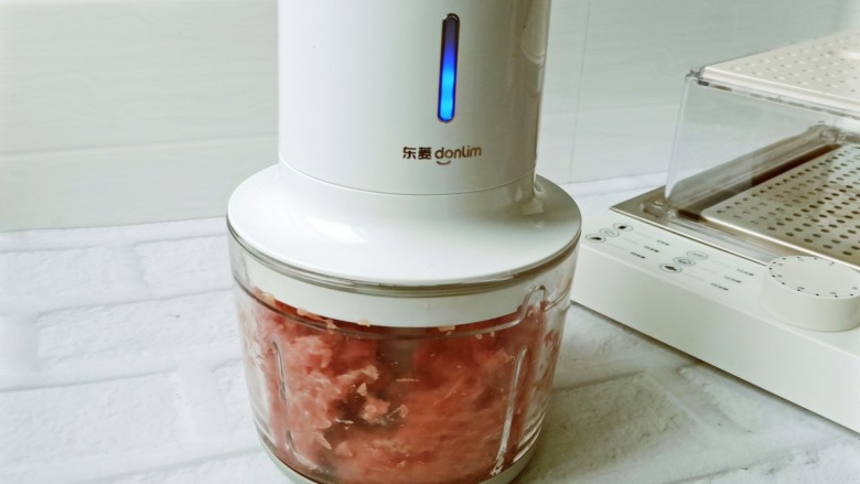 珍珠糯米丸子,里脊肉切大块放入搅拌机。开始绞肉功能,轻轻按10秒。