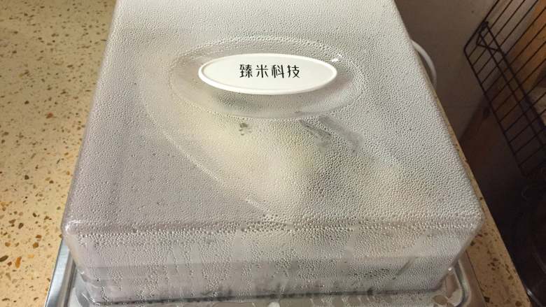 原汁原味,鲜嫩无比--清蒸鲈鱼,把处理干净的鱼放在蒸箱里,因为我用的是蒸箱,10秒就能出蒸汽,所以可以直接放进去蒸。如果使用锅子蒸,要水烧开之后把鱼放进去。大概蒸8-10分钟就可以了。怎么判断鱼肉熟不熟,我们可以用一支筷子插进鱼肉最厚的地方,能轻松插进去碰到骨头就是熟了。