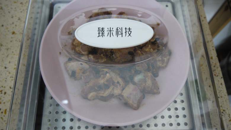 豉汁蒸排骨,把排骨放入蒸箱里。因为我用的是蒸箱，10秒就能出蒸汽，所以可以直接放进去蒸。如果使用锅子蒸，要水烧开之后把排骨放进去。大概蒸12-15分钟就可以了。