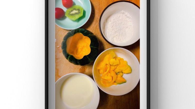 南瓜炖牛奶水果露,所需食材如图奇异果10克,小番茄2粒,宝宝配方奶1勺,中筋面粉15克,贝贝南瓜1个(用模具压出形),并把南瓜中的肉挖出备用!
