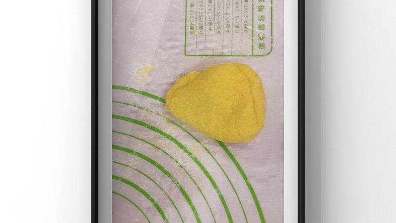 南瓜炖牛奶水果露,把南瓜和面粉一起搅拌均匀后倒出到面垫上,并用手揉成面团。