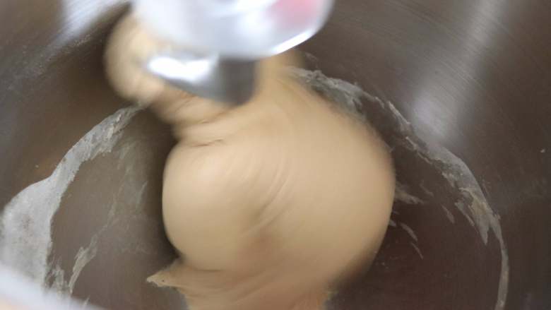 一看就会的四股辫子面包,厨师机面缸里,除了<a style='color:red;display:inline-block;' href='/shicai/ 887'>黄油</a>,按照先液体再粉类的方式,最后放入干酵母,放到厨师机的面缸里,打面。