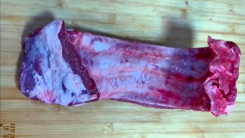 糖醋排骨,首先准备一块新鲜<a style='color:red;display:inline-block;' href='/shicai/ 434'>排骨</a>