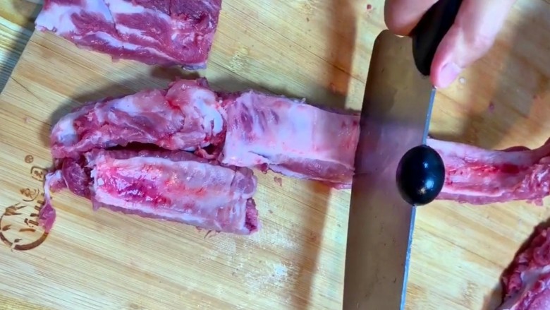 糖醋排骨,剁成小块