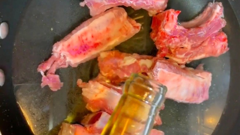 糖醋排骨,冷水下锅加<a style='color:red;display:inline-block;' href='/shicai/ 718'>料酒</a>