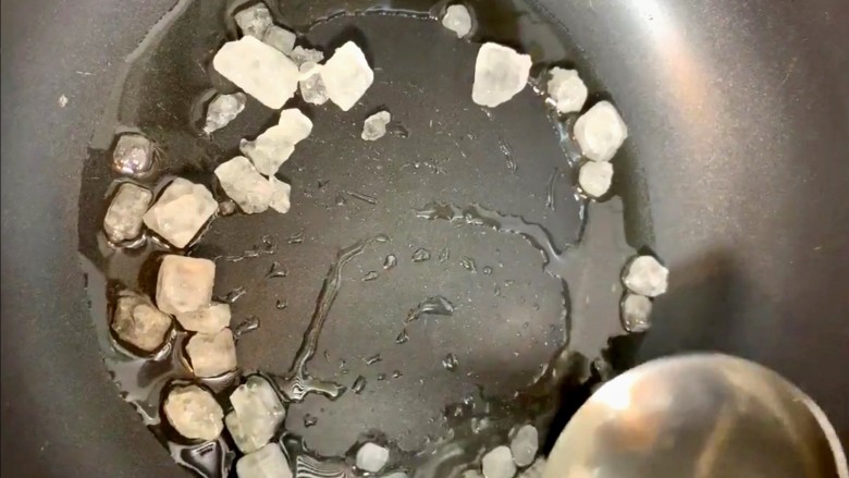 糖醋排骨,起锅烧油放入<a style='color:red;display:inline-block;' href='/shicai/ 866'>冰糖</a>