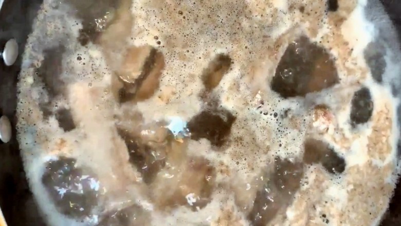 糖醋排骨,煮出血沫捞出控水