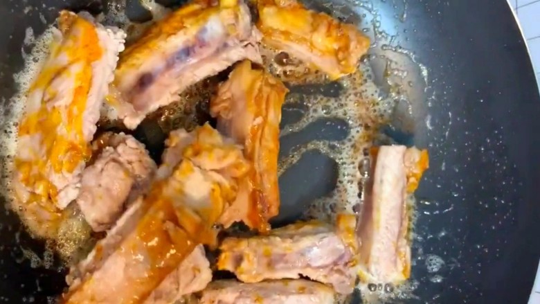 糖醋排骨,下入排骨翻炒上色