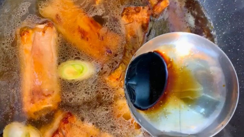 糖醋排骨,加清水没过排骨，放<a style='color:red;display:inline-block;' href='/shicai/ 3250'>葱</a>，<a style='color:red;display:inline-block;' href='/shicai/ 37'>姜</a>，<a style='color:red;display:inline-block;' href='/shicai/ 715'>白醋</a>，<a style='color:red;display:inline-block;' href='/shicai/ 788'>生抽</a>，<a style='color:red;display:inline-block;' href='/shicai/ 762'>老抽</a>