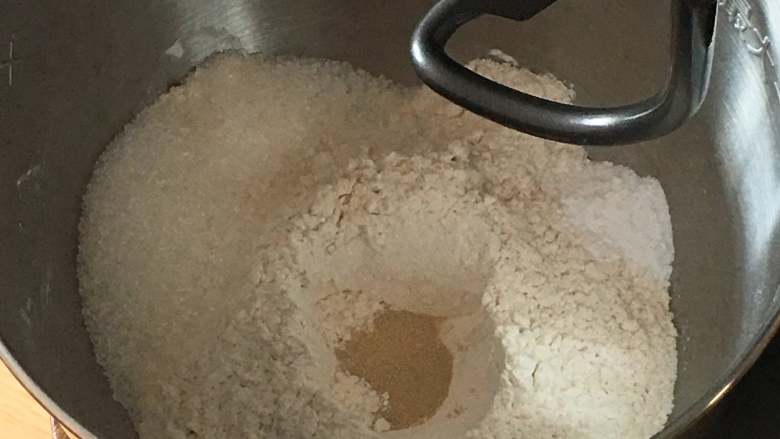 巧克力味肉松蛋糕吐司,高筋粉和低筋粉混合,盐和细砂糖对角放,<a style='color:red;display:inline-block;' href='/shicai/ 739'>发酵粉</a>放中间。